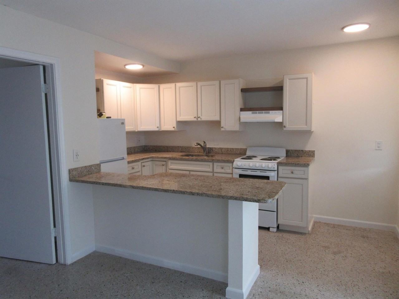 1122 N H St - Photo 5 of 10