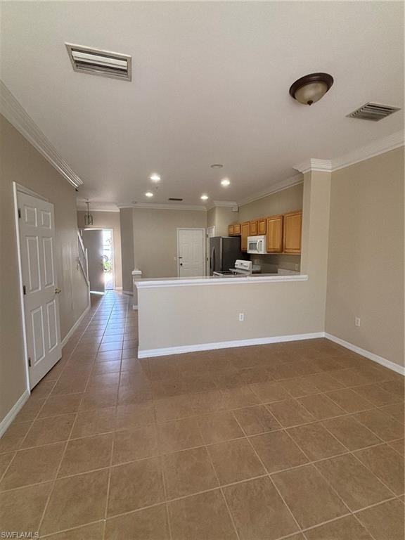 1004 Hampton Cir - Photo 4 of 14