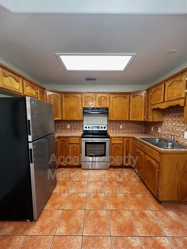 1606 Kumquat Ave - Photo 3 of 11