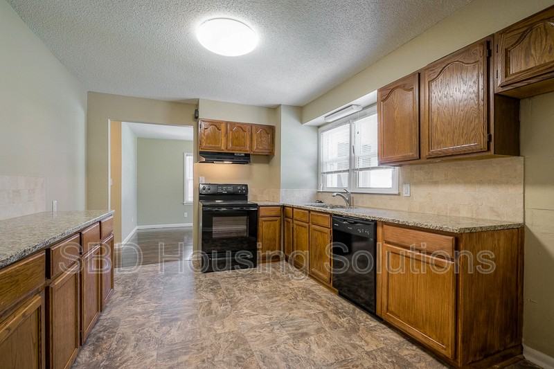 711 E Fair St - Photo 2 of 9