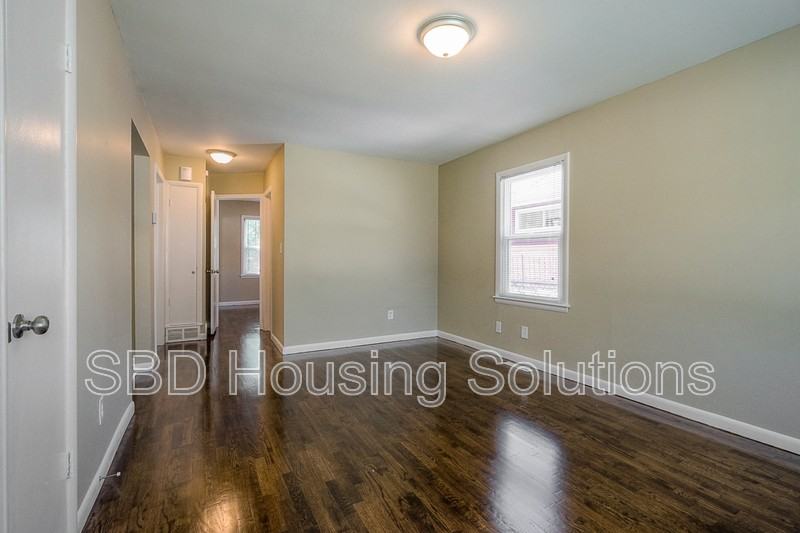 711 E Fair St - Photo 3 of 9