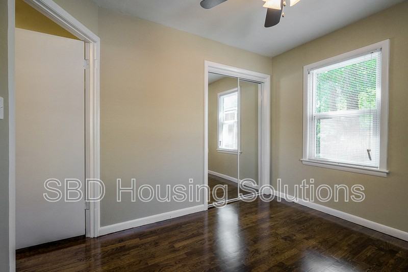 711 E Fair St - Photo 4 of 9