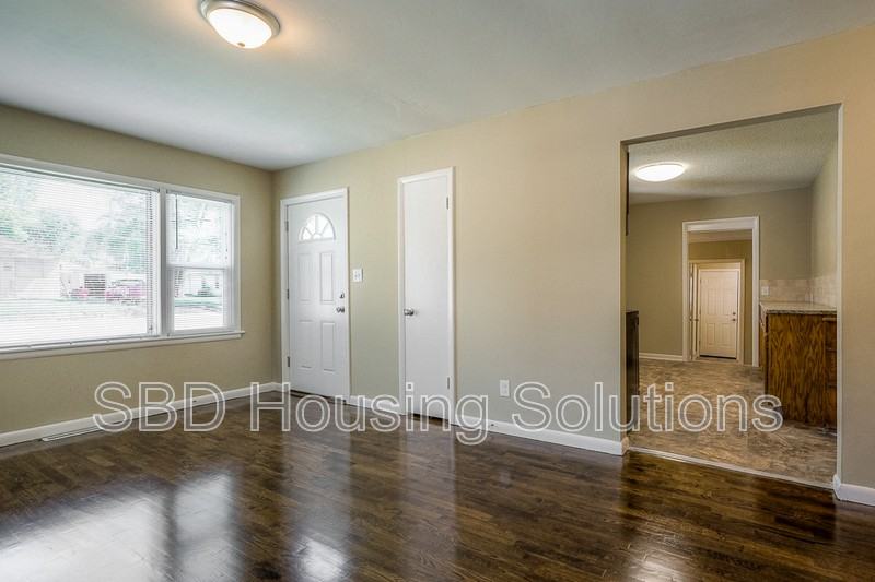 711 E Fair St - Photo 5 of 9
