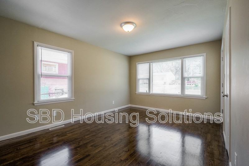 711 E Fair St - Photo 6 of 9