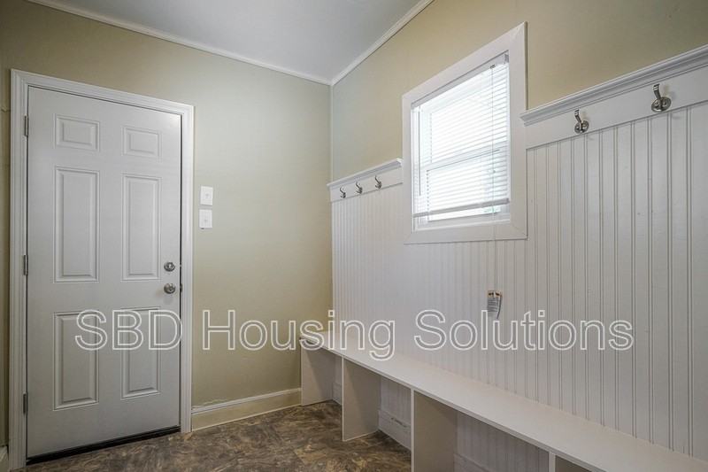 711 E Fair St - Photo 7 of 9