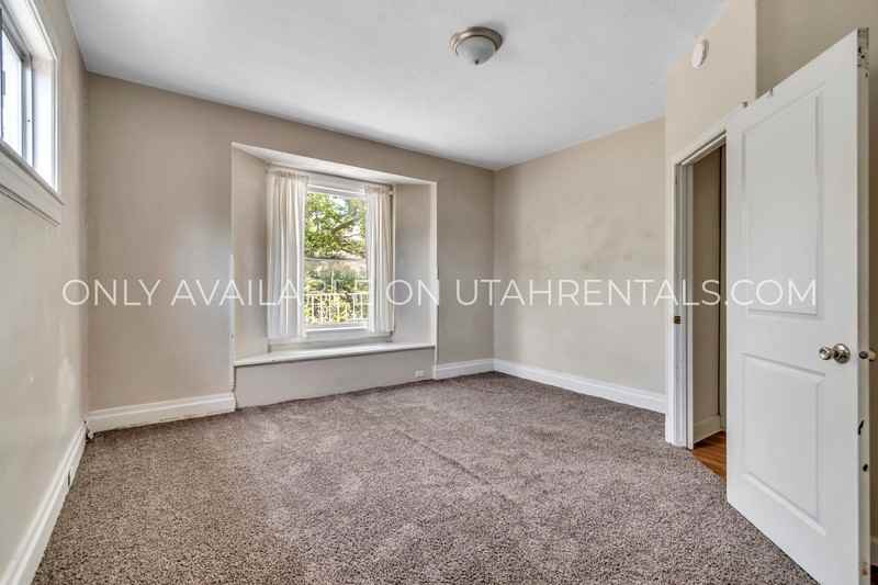 1040 E St #2RM1 - Photo 5 of 20