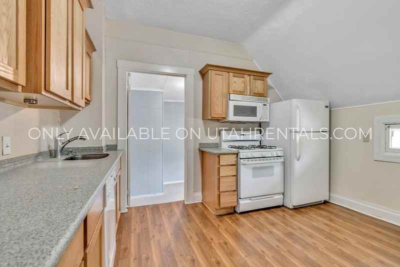1040 E St #2RM2 - Photo 3 of 20