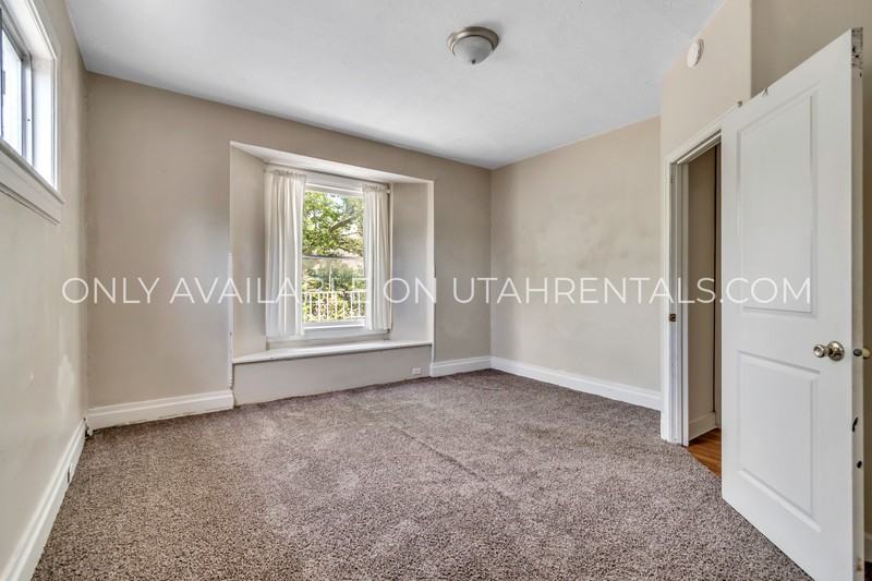 1040 E St #2RM2 - Photo 5 of 20
