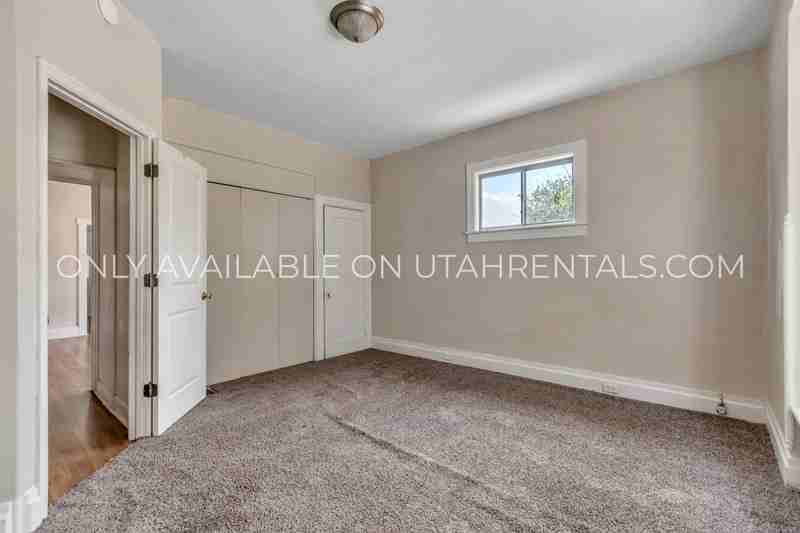 1040 E St #2RM2 - Photo 6 of 20