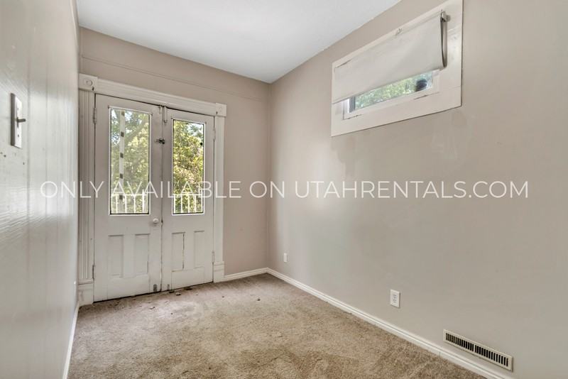 1040 E St #2RM2 - Photo 7 of 20