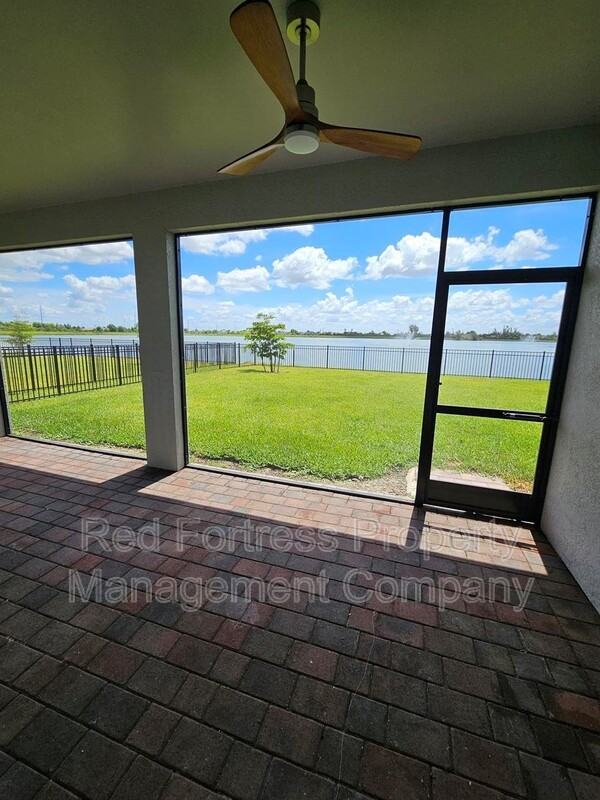 623 Parkshore Lake Ave - Photo 3 of 17