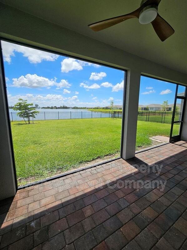 623 Parkshore Lake Ave - Photo 4 of 17