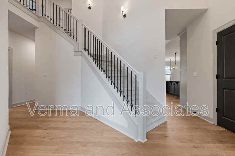 1081 Whistler St - Photo 2 of 33