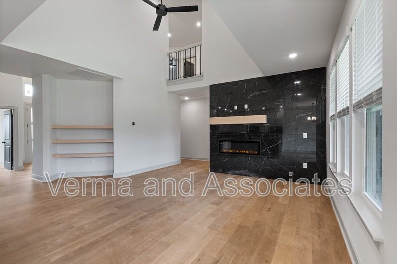 1081 Whistler St - Photo 3 of 33