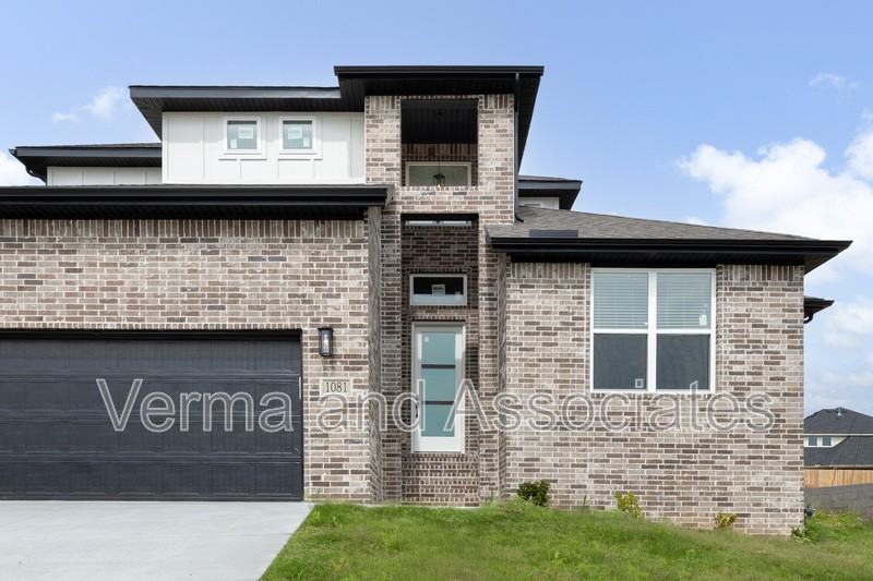 1081 Whistler St - Photo 4 of 33