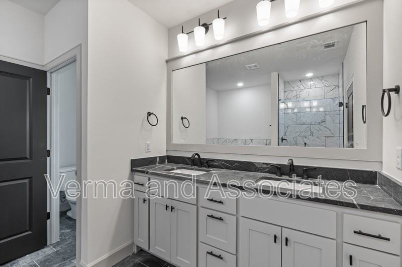 1081 Whistler St - Photo 5 of 33