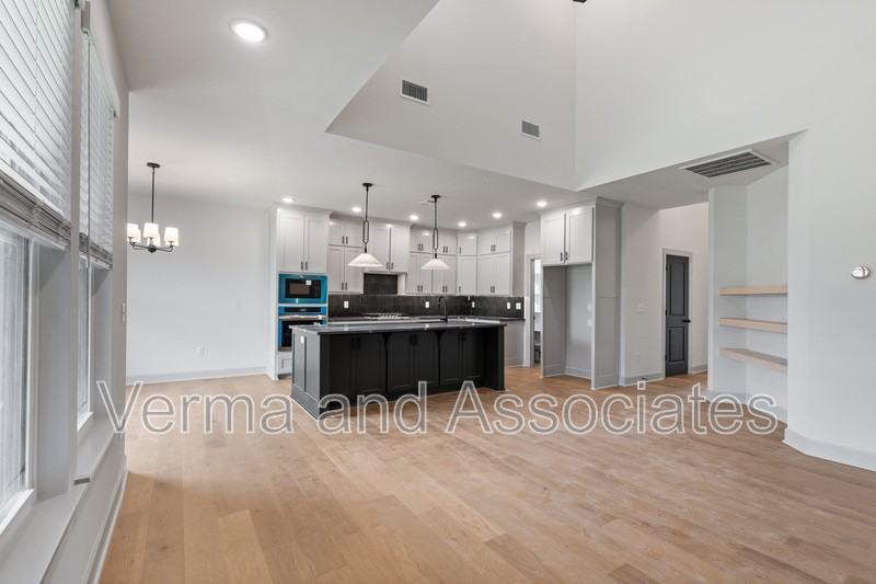 1081 Whistler St - Photo 6 of 33