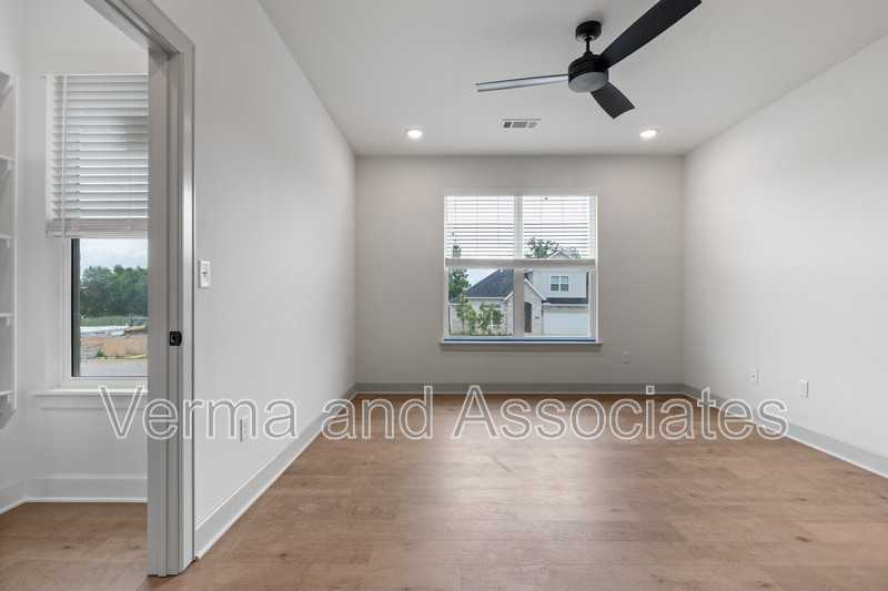 1081 Whistler St - Photo 7 of 33