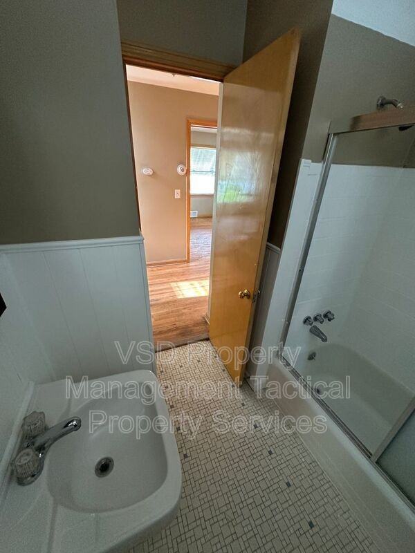 15917 Turney Rd - Photo 3 of 23