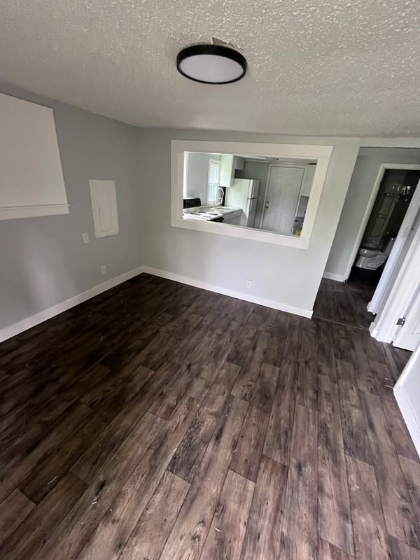 421 Vanness Ave - Photo 2 of 5