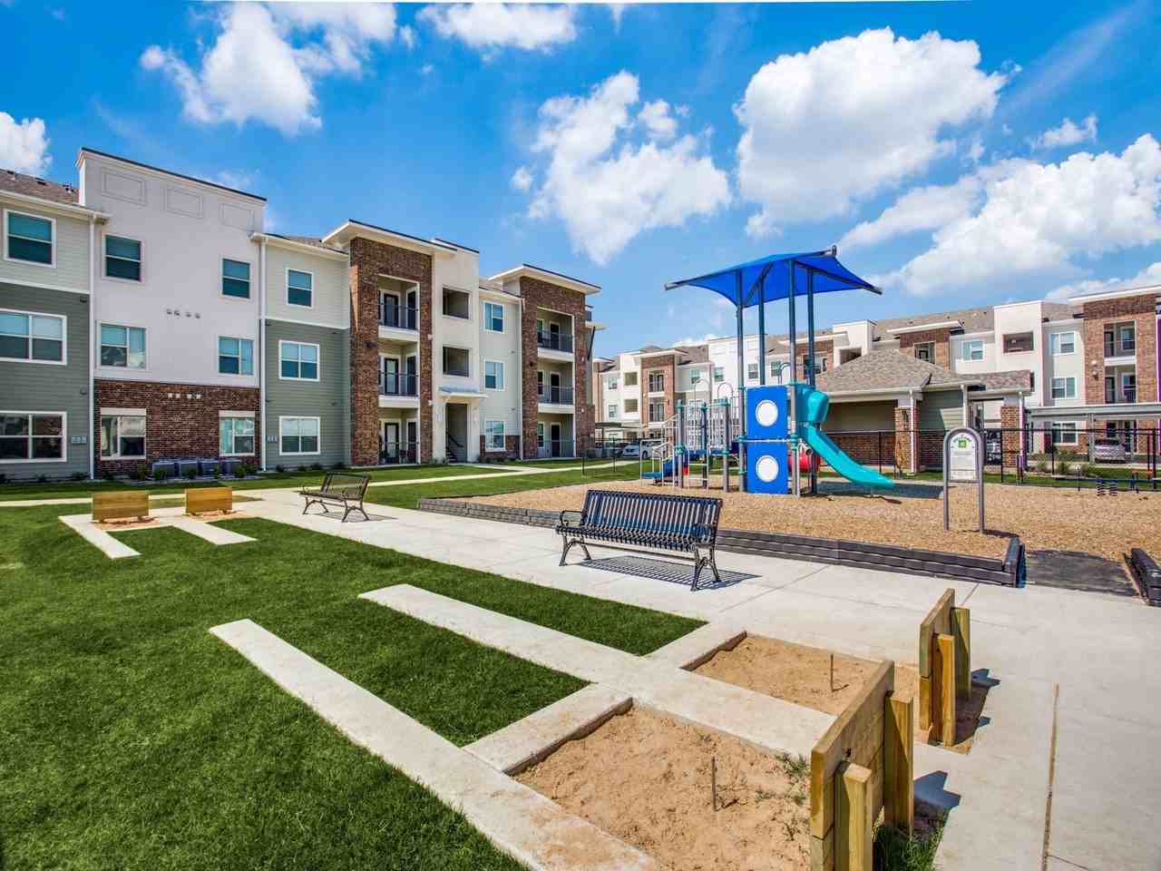 Palladium Crowley - Photo 3 of 33