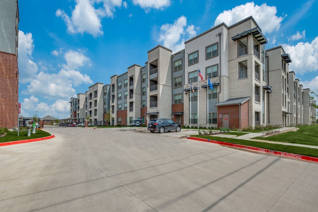 Palladium East Foster Crossing - Photo 4 of 38