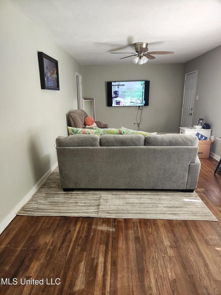 3052 Woodside Dr - Photo 2 of 10