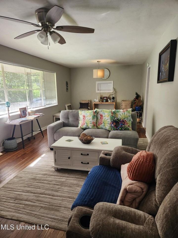 3052 Woodside Dr - Photo 3 of 10