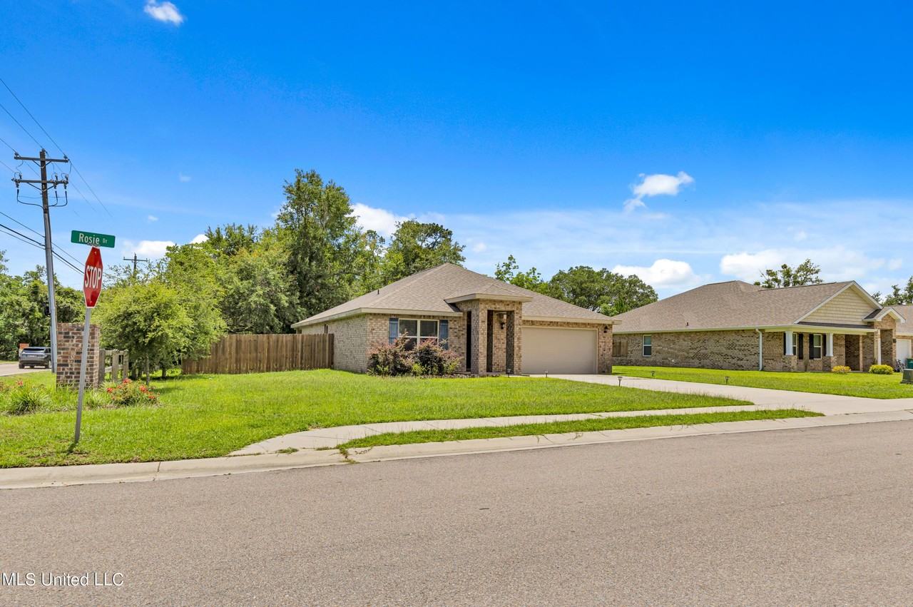 100 Rosie Dr - Photo 2 of 24