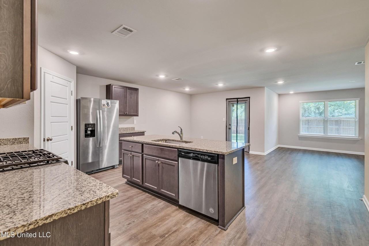 100 Rosie Dr - Photo 3 of 24