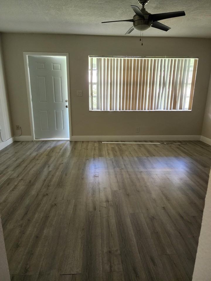 1020-1024 NE 17th Way - Photo 2 of 8