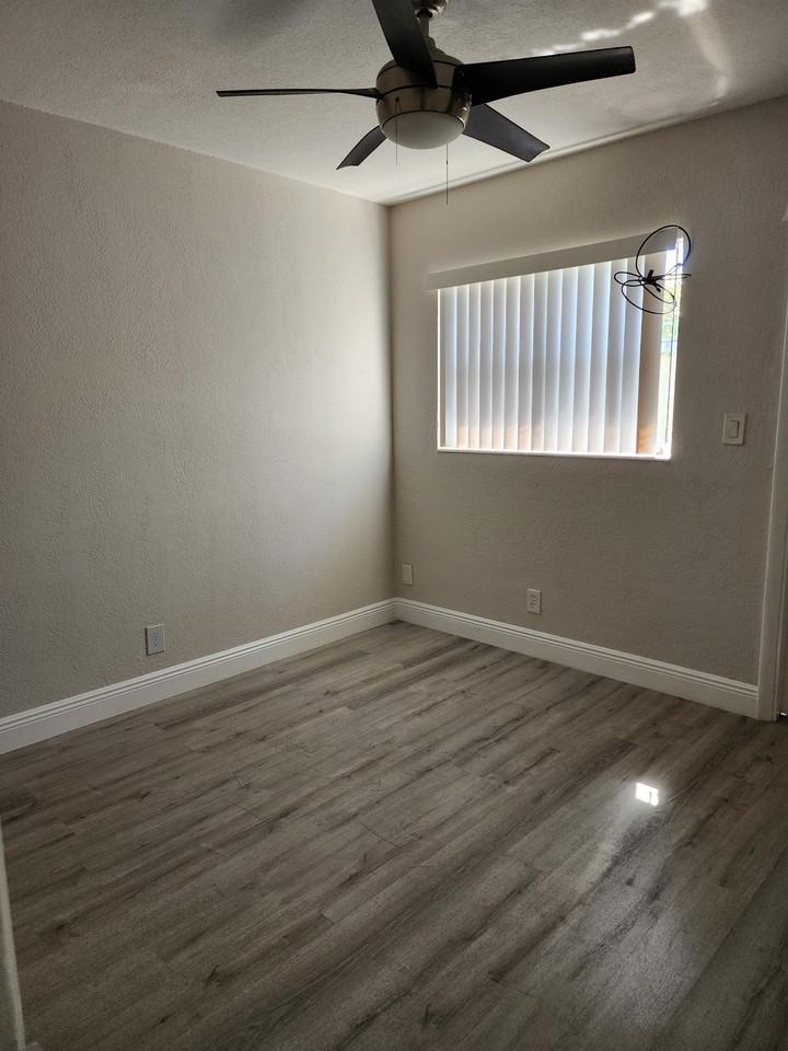 1020-1024 NE 17th Way - Photo 3 of 8
