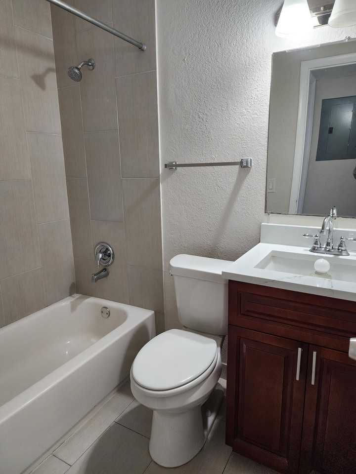 1020-1024 NE 17th Way - Photo 4 of 8