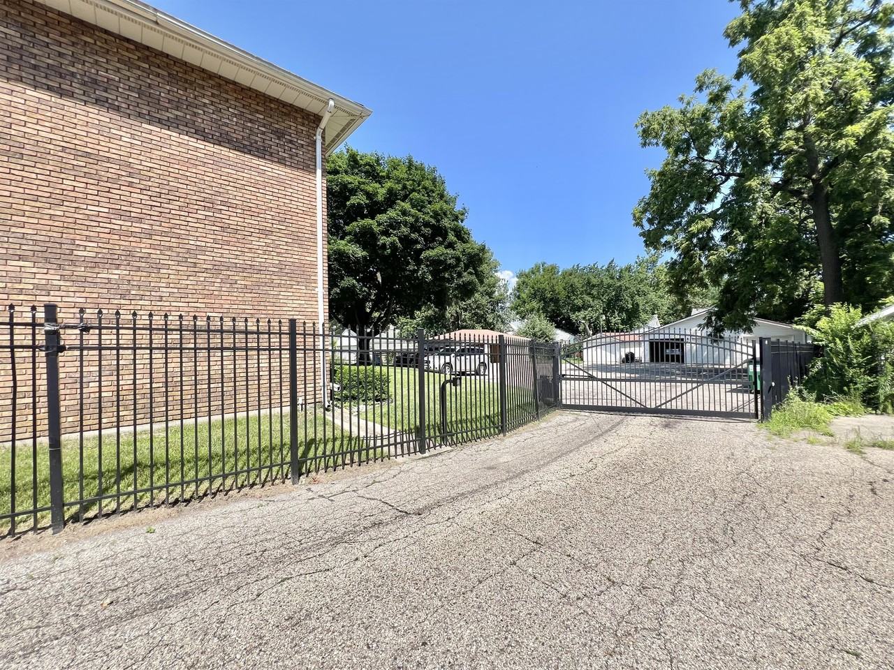 915 West Grand Avenue - Photo 2 of 10