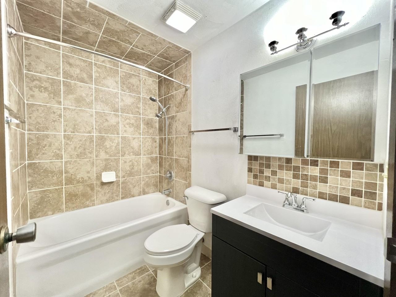 915 West Grand Avenue - Photo 3 of 10