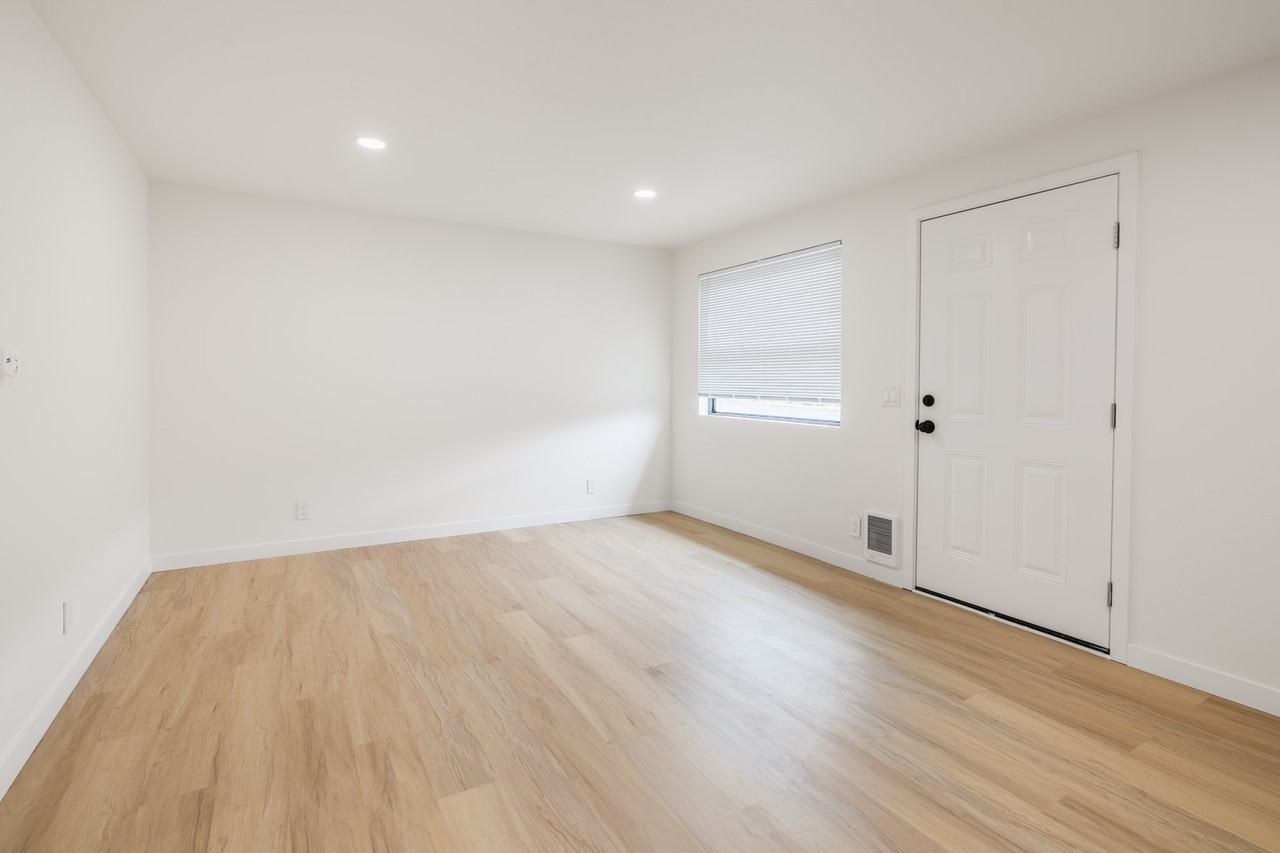 720 108th Street South - Photo 4 of 31