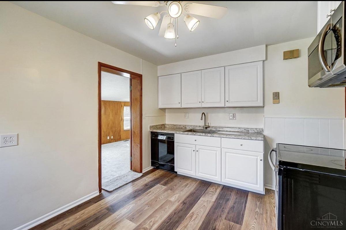 8352 Lyness Dr - Photo 2 of 4