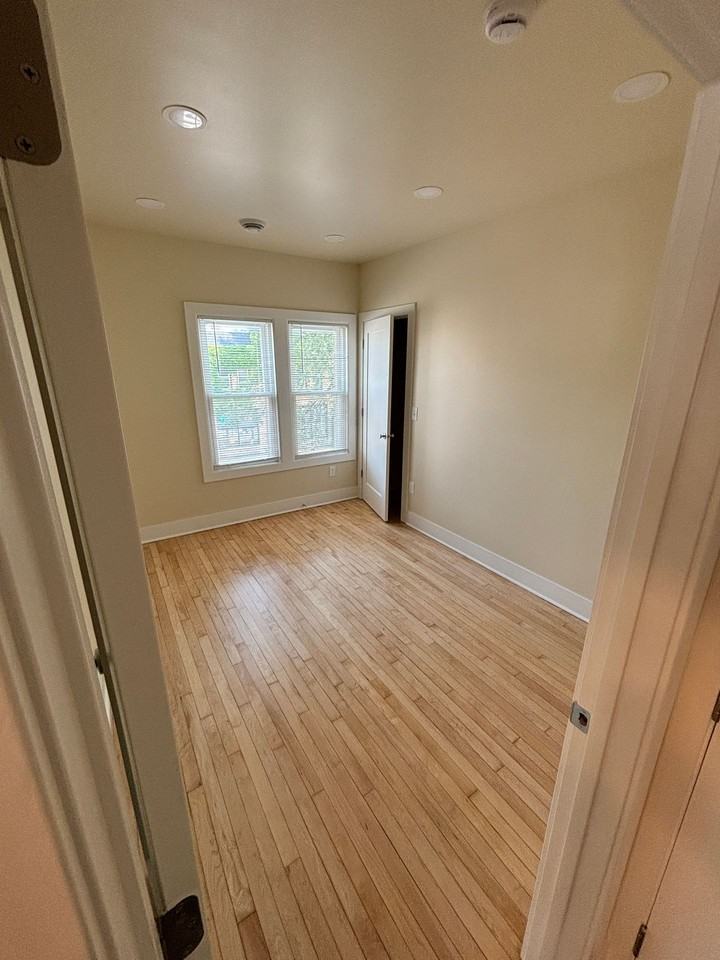 901-903 E Center St - Photo 4 of 8