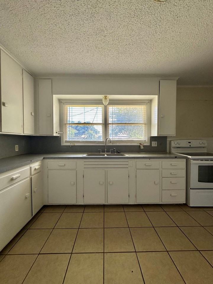 2473 Culver Ave - Photo 6 of 18