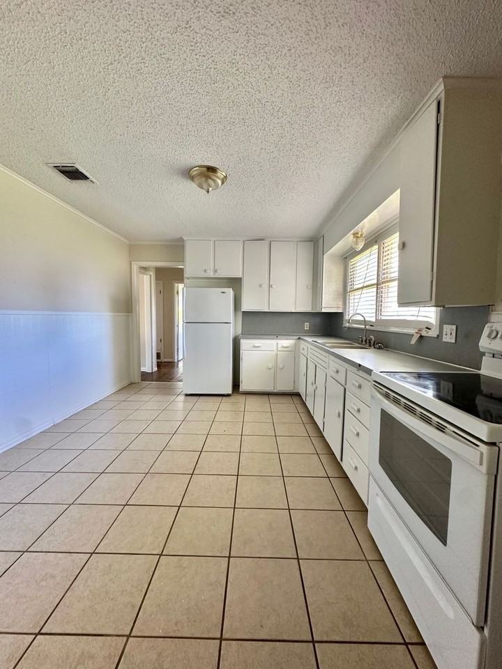 2473 Culver Ave - Photo 7 of 18