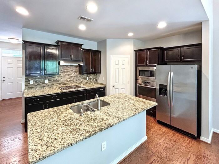 600 Haven Mews Cir - Photo 2 of 40