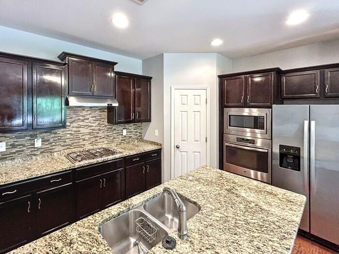 600 Haven Mews Cir - Photo 3 of 40