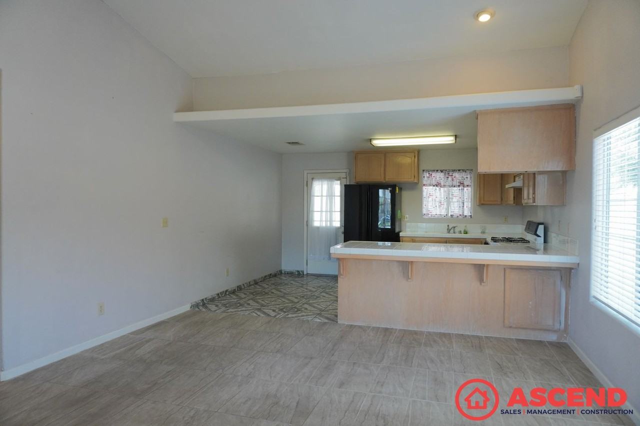 205 Peters St - Photo 3 of 14