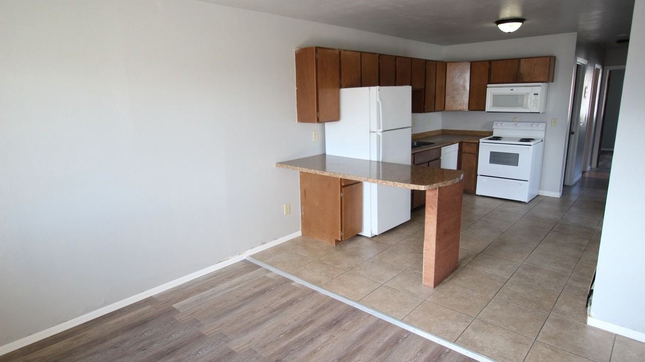 ***Rarely Available***3 bed 1 bath, 2 blocks from Colorado Mesa University - Photo 2 of 7