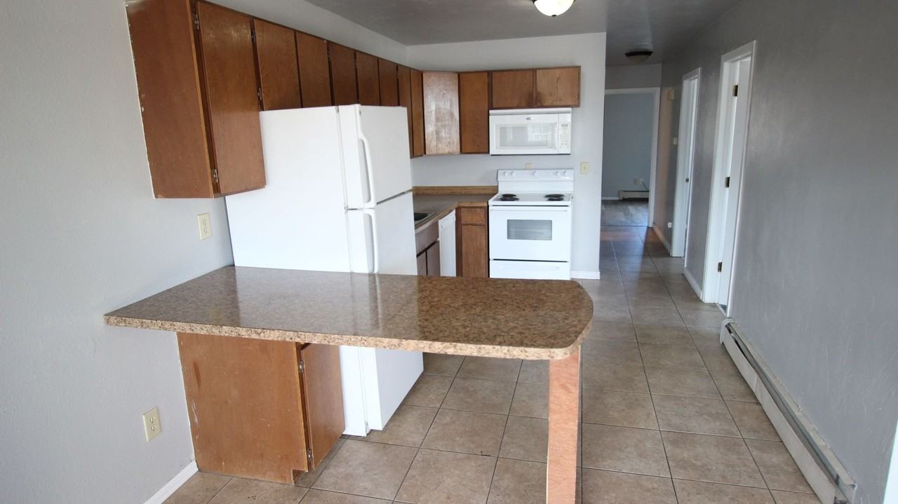 ***Rarely Available***3 bed 1 bath, 2 blocks from Colorado Mesa University - Photo 3 of 7