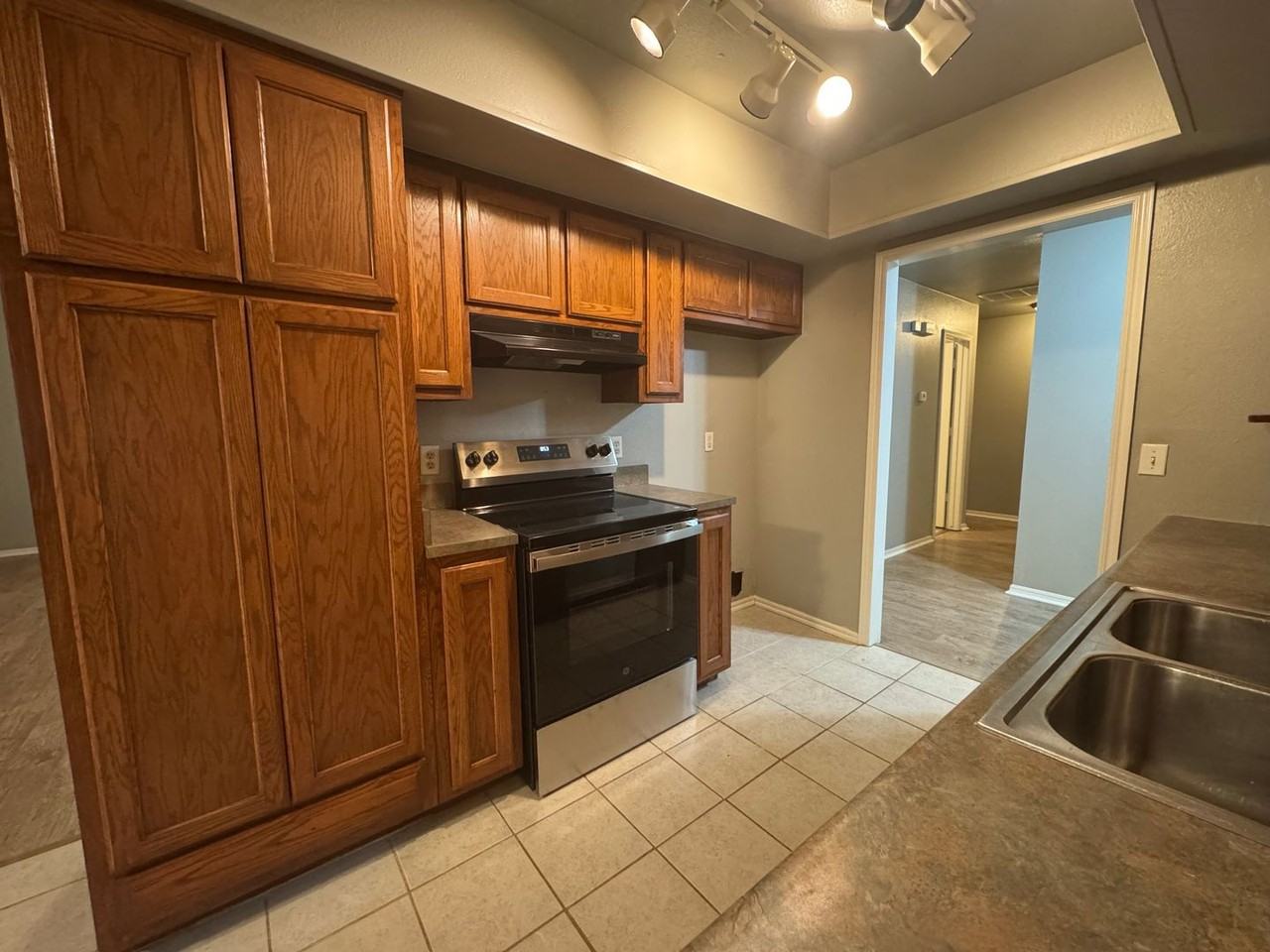 5716 S Elm Ave - Photo 4 of 19