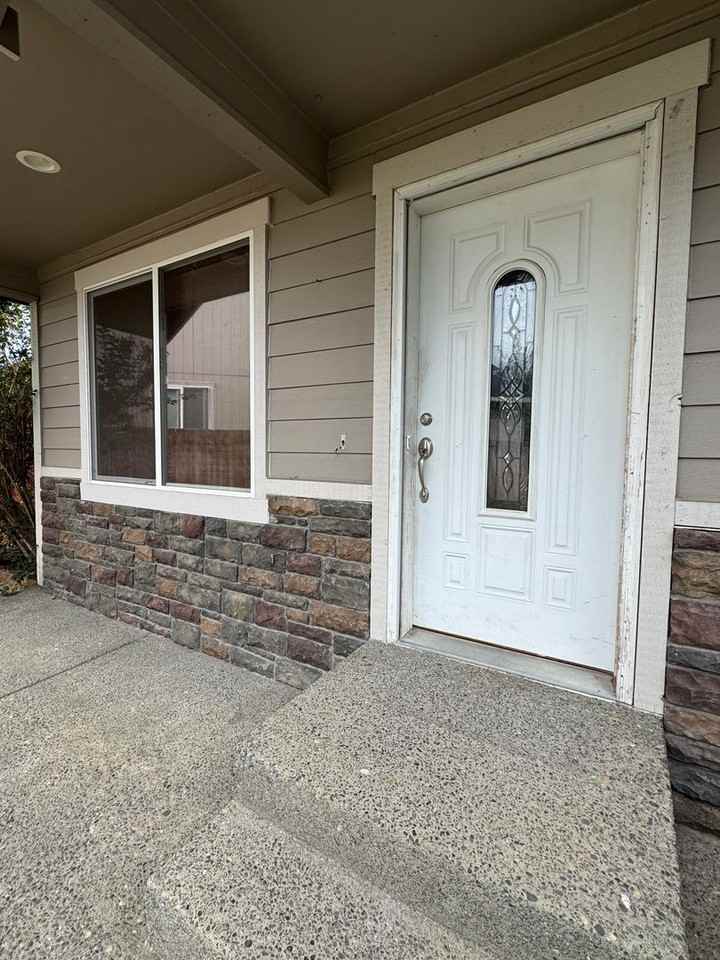 110 W Courtney Ct - Photo 2 of 25