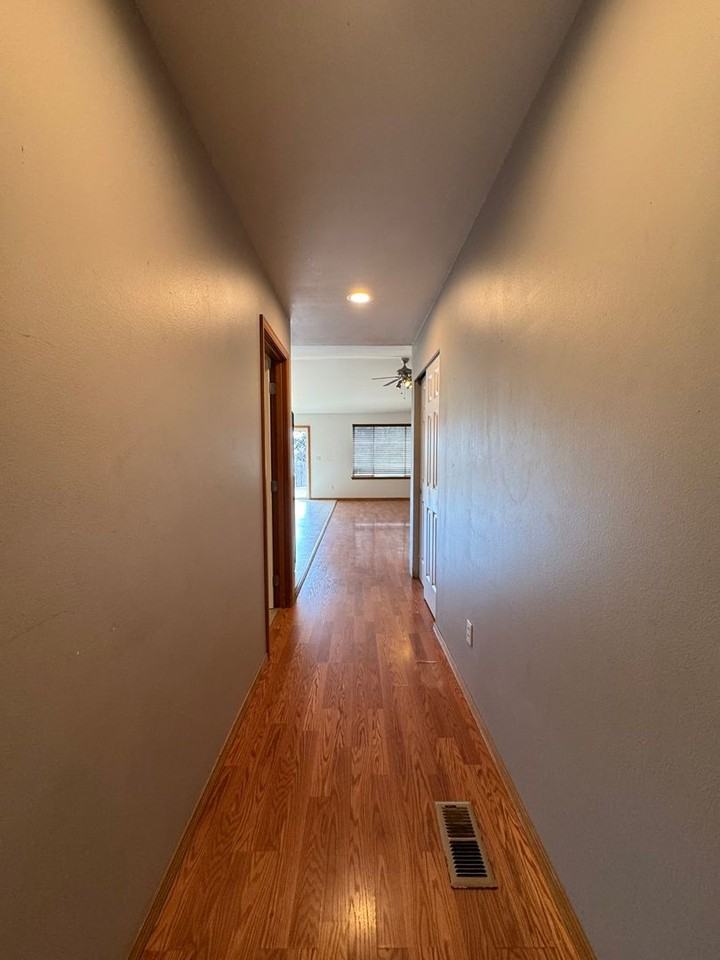 110 W Courtney Ct - Photo 3 of 25