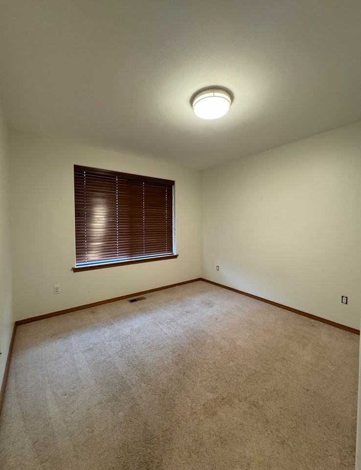 110 W Courtney Ct - Photo 4 of 25