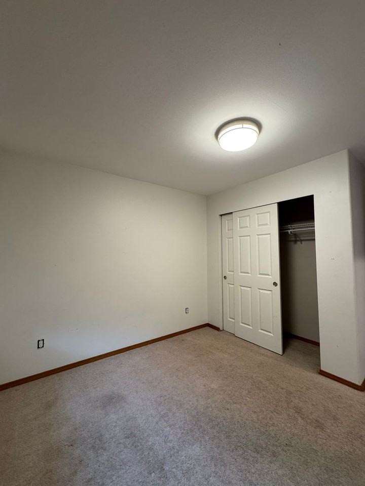 110 W Courtney Ct - Photo 5 of 25